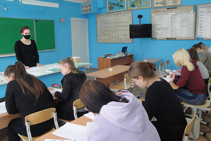 Специалисты службы занятости и УФСИН знакомят граждан с возможностями трудоустройства